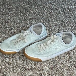 Nike women’s minimalist sneakers shoes size 9